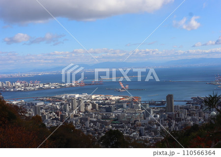 雲と青空と青い海面の海の大阪湾と神戸の街と対岸の大阪の街並みと山並みの見える風景 雲と青空と青い海面の海の大阪湾と神戸の街と対岸の大阪の街並みと山並みの見える風景 110566364