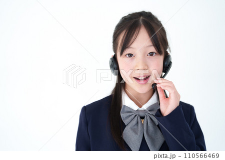 ヘッドセットを使う小学生の女の子 ヘッドセットを使う小学生の女の子 110566469