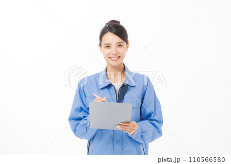 書類を持つ作業服を着た女性 110566580