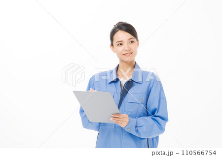 書類を持つ作業服を着た女性 書類を持つ作業服を着た女性 110566754