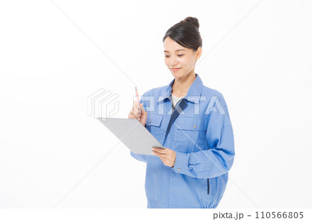 書類を持つ作業服を着た女性 書類を持つ作業服を着た女性 110566805