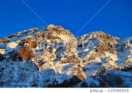 夕焼けの冠雪の八ヶ岳連峰の赤岳 110566918
