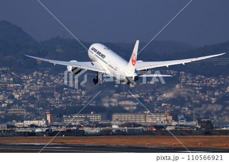 大阪国際空港　JAL　飛行機　離陸態勢　スカイパーク 110566921