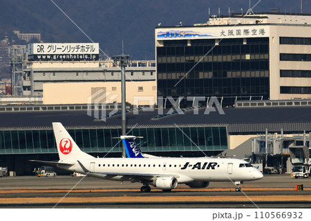 大阪国際空港 JAL 飛行機 離陸態勢 スカイパーク 大阪国際空港 JAL 飛行機 離陸態勢 スカイパーク 110566932
