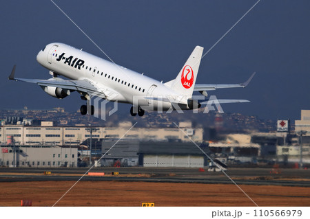 大阪国際空港　JAL　飛行機　離陸態勢　スカイパーク 110566979