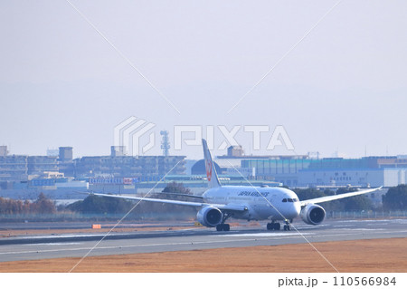 大阪国際空港　JAL　飛行機　離陸態勢　スカイパーク 110566984