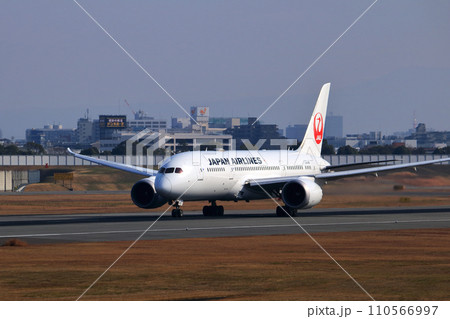 大阪国際空港　JAL　飛行機　離陸態勢　スカイパーク 110566997