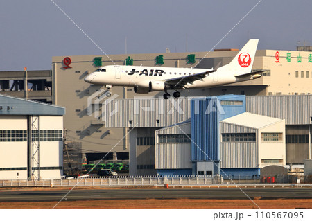 大阪国際空港 JAL 飛行機 着陸態勢 スカイパーク 大阪国際空港 JAL 飛行機 着陸態勢 スカイパーク 110567095
