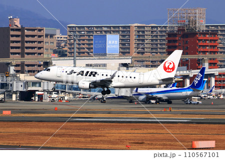 大阪国際空港　JAL　飛行機　着陸態勢　スカイパーク 110567101