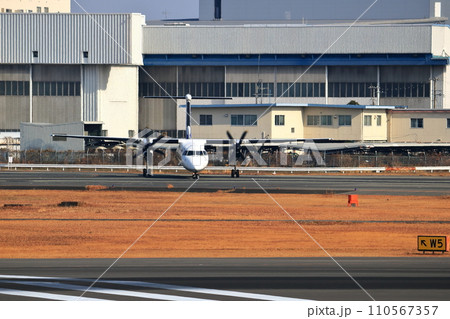大阪国際空港 ANA ボンバルディア DHC8-Q400 プロペラ機 離陸態勢 千里川尻 大阪国際空港 ANA ボンバルディア DHC8-Q400 プロペラ機 離陸態勢 千里川尻 110567357