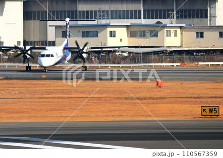 大阪国際空港 ANA ボンバルディア DHC8-Q400 プロペラ機 離陸態勢 千里川尻 大阪国際空港 ANA ボンバルディア DHC8-Q400 プロペラ機 離陸態勢 千里川尻 110567359