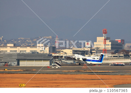 大阪国際空港 ANA ボンバルディア DHC8-Q400 プロペラ機 離陸態勢 千里川尻 大阪国際空港 ANA ボンバルディア DHC8-Q400 プロペラ機 離陸態勢 千里川尻 110567365