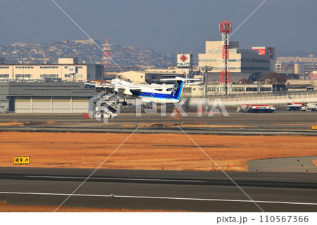 大阪国際空港　ANA　ボンバルディア　DHC8-Q400 プロペラ機　離陸態勢　千里川尻 110567366