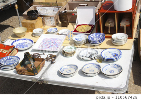 露店でのお皿の販売 露店でのお皿の販売 110567428