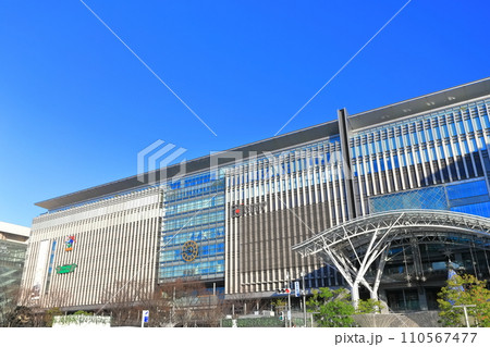 【福岡県】快晴のJR博多駅 【福岡県】快晴のJR博多駅 110567477