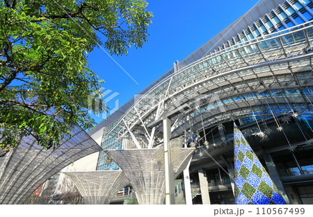 【福岡県】快晴のJR博多駅 【福岡県】快晴のJR博多駅 110567499