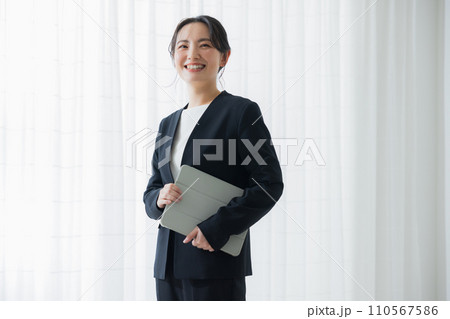 ノートパソコンを持った笑顔のビジネスウーマン 110567586