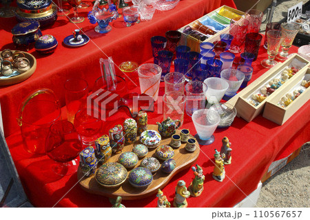 露店での骨董品の販売 110567657