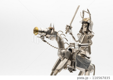馬に乗った甲冑姿の武将のフィギア・メタルフィギア 110567835
