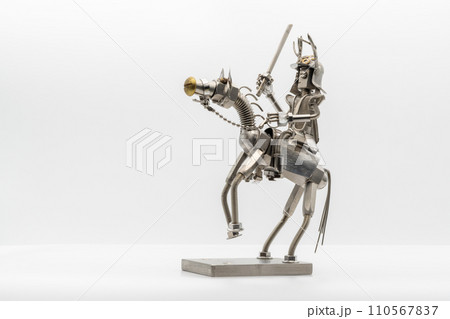 馬に乗った甲冑姿の武将のフィギア・メタルフィギア 110567837