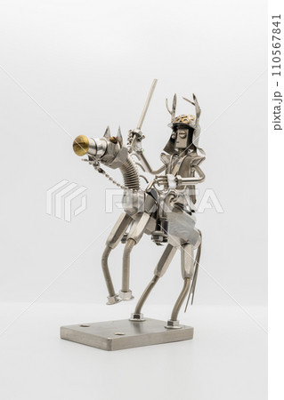 馬に乗った甲冑姿の武将のフィギア・メタルフィギア 110567841