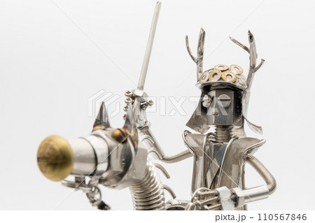 馬に乗った鎧姿の武将のフィギア・メタルフィギア 110567846