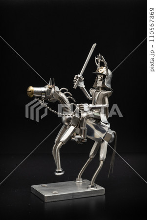 馬に乗った鎧姿の武将のフィギア・メタルフィギア 110567869