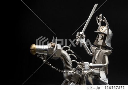 馬に乗った鎧姿の武将のフィギア・メタルフィギア 110567871