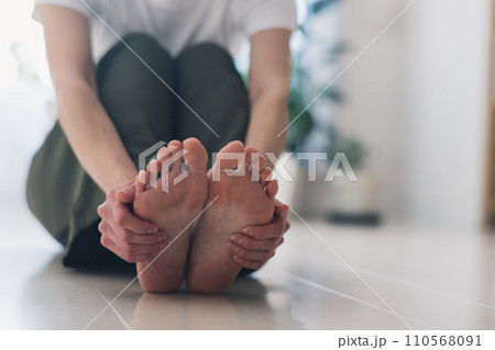 末端冷え性・足が冷えるの女性イメージ 110568091