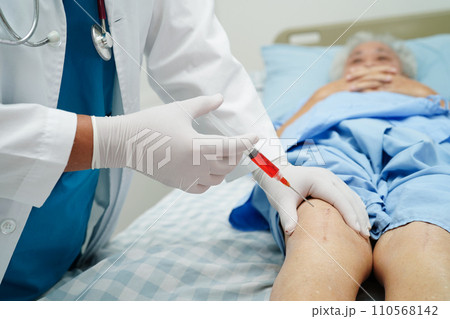 Asian doctor inject Hyaluronic acid platelet rich plasma into the knee of senior woman to walk without pain. Asian doctor inject Hyaluronic acid platelet rich plasma into the knee of senior woman to walk without pain. 110568142