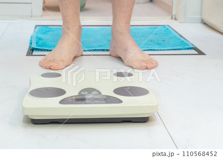 風呂上がりの体重測定 110568452