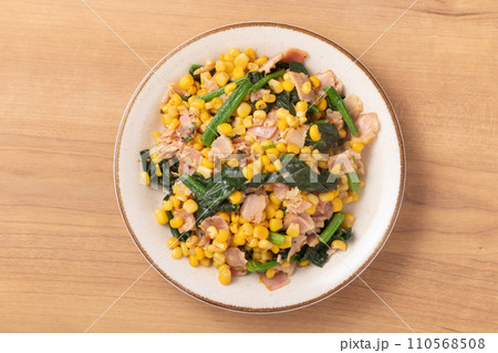 ほうれん草とベーコンのコーンバター 110568508