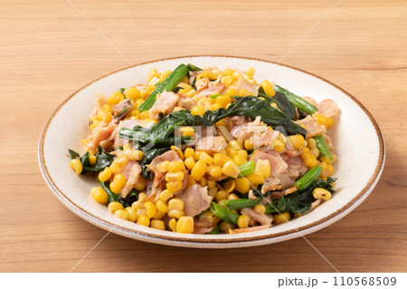 ほうれん草とベーコンのコーンバター 110568509