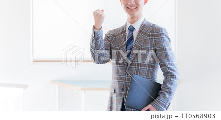 働くビジネスマン 110568903