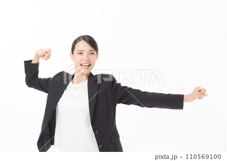大きな動きをするスーツの女性 110569100