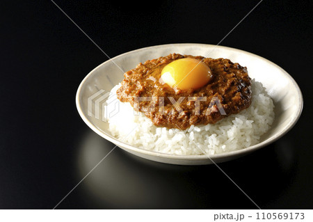 卵黄乗せキーマカレーを黒背景で撮影 卵黄乗せキーマカレーを黒背景で撮影 110569173