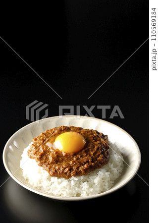 卵黄乗せキーマカレーを黒背景で撮影 卵黄乗せキーマカレーを黒背景で撮影 110569184