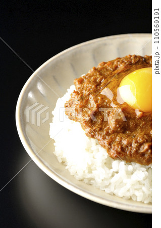 卵黄乗せキーマカレーを黒背景で撮影 卵黄乗せキーマカレーを黒背景で撮影 110569191