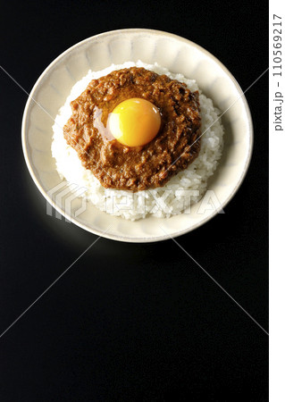 卵黄乗せキーマカレーを黒背景で俯瞰撮影 卵黄乗せキーマカレーを黒背景で俯瞰撮影 110569217
