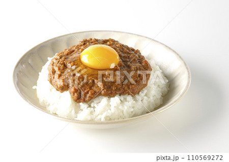 卵黄乗せキーマカレーを白背景で撮影 卵黄乗せキーマカレーを白背景で撮影 110569272