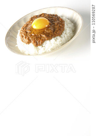 卵黄乗せキーマカレーを白背景で撮影 110569287