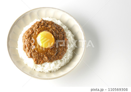 卵黄乗せキーマカレーを白背景で俯瞰撮影 卵黄乗せキーマカレーを白背景で俯瞰撮影 110569308