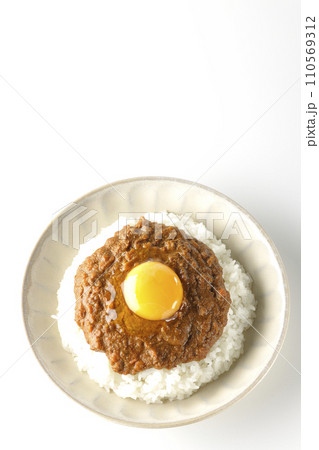 卵黄乗せキーマカレーを白背景で俯瞰撮影 卵黄乗せキーマカレーを白背景で俯瞰撮影 110569312