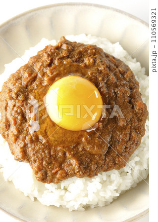 卵黄乗せキーマカレーを白背景で俯瞰撮影 110569321