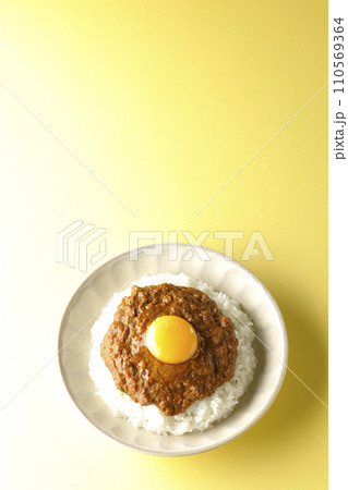 卵黄乗せキーマカレーを俯瞰で撮影 110569364