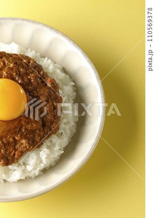 卵黄乗せキーマカレーを俯瞰で撮影 110569378