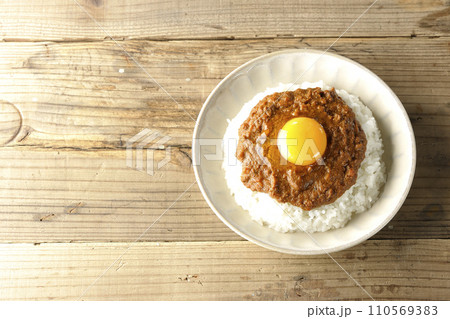 卵黄乗せキーマカレーを俯瞰で撮影 110569383