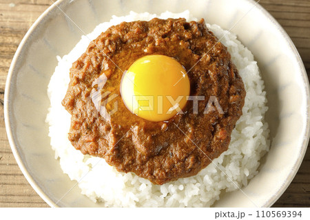 卵黄乗せキーマカレーを俯瞰で撮影 卵黄乗せキーマカレーを俯瞰で撮影 110569394