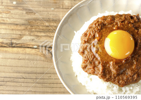 卵黄乗せキーマカレーを俯瞰で撮影 卵黄乗せキーマカレーを俯瞰で撮影 110569395