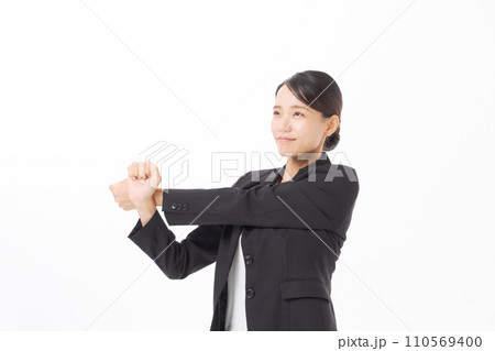 ストレッチをするスーツの女性 110569400
